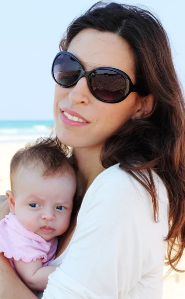 Mutter mit ihrem Baby am Strand — Stockfoto