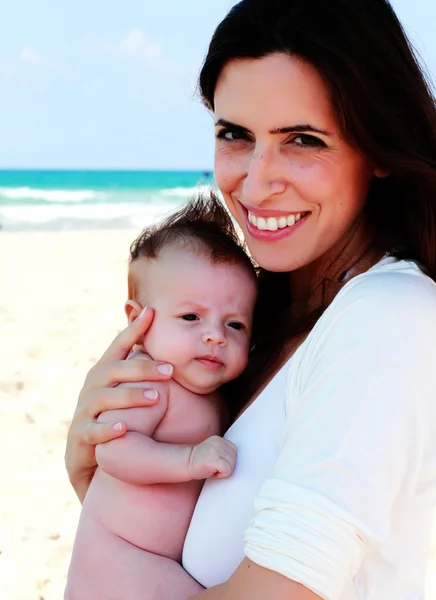 Madre con su bebé en la playa — Foto de Stock