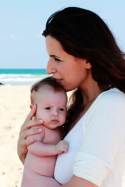 Matka z dzieckiem na plaży — Zdjęcie stockowe
