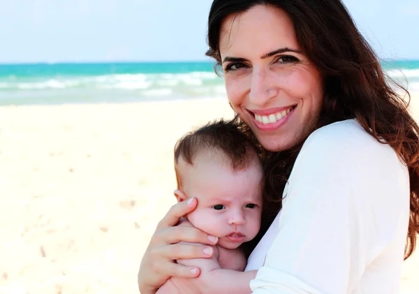 Madre con il suo bambino sulla spiaggia — Foto Stock
