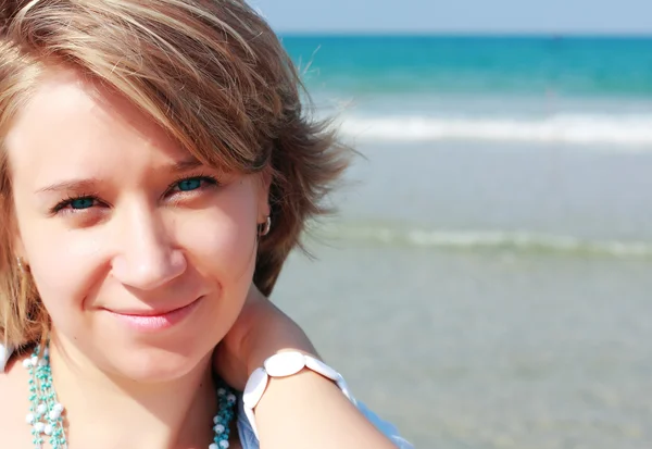Retrato de bela jovem na praia — Fotografia de Stock
