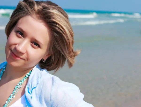 Portrait of beautiful young woman on the beach — Stock Photo, Image