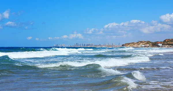 Mar, playa y ciudad en el fondo — Foto de Stock