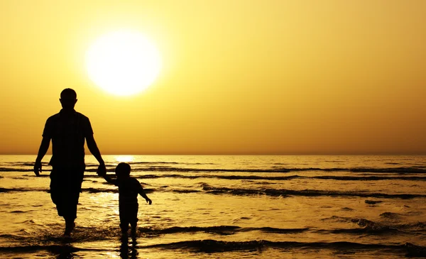 Kind met zijn vader op zee. — Stockfoto