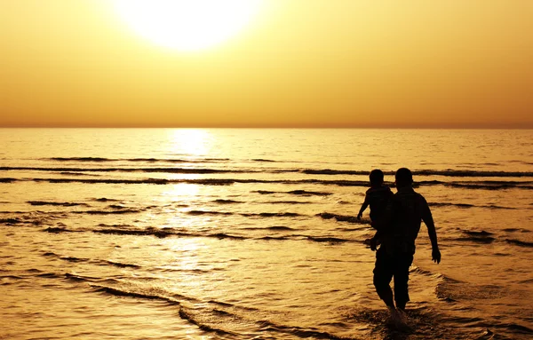 Dziecko z ojcem na morzu. — Zdjęcie stockowe