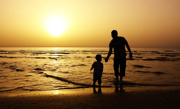 Niño con su padre en el mar . — Foto de Stock
