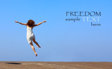 Картина, постер, плакат, фотообои "забавный прыжок молодой женщины. свобода
.", артикул 8994576