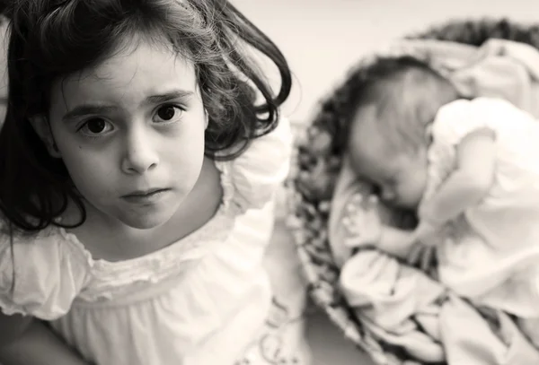 5-jähriges Mädchen mit ihrer neugeborenen Schwester — Stockfoto