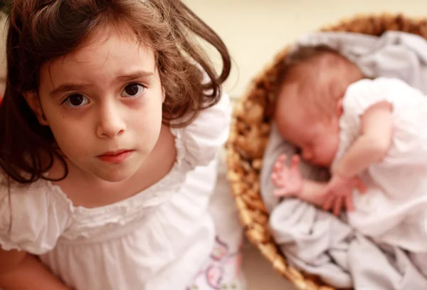 Menina de 5 anos com sua irmã recém-nascida — Fotografia de Stock
