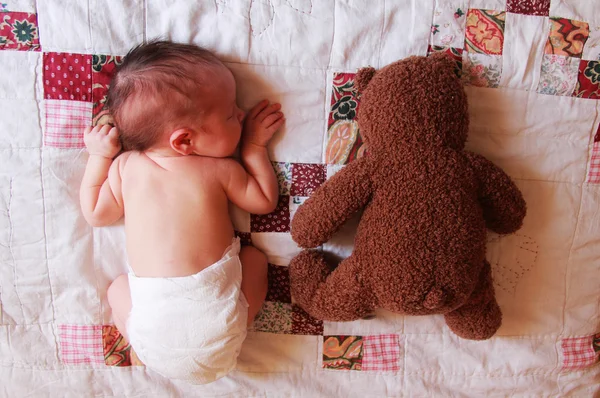 Copil de 5 zile cu jucărie — Fotografie, imagine de stoc