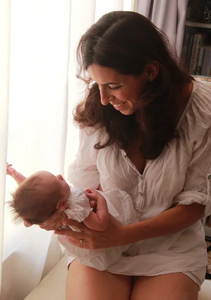 30 de ani mama frumoasa cu fiica ei nou-nascuta — Fotografie, imagine de stoc
