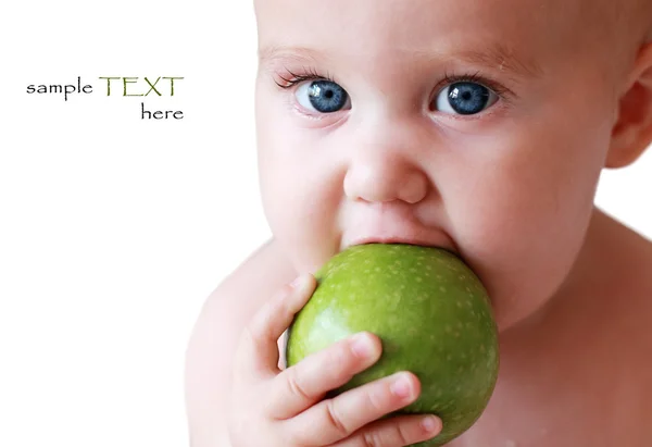 Niño sosteniendo una manzana verde — Foto de Stock