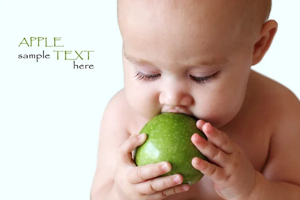 Copilul care deține un măr verde — Fotografie, imagine de stoc
