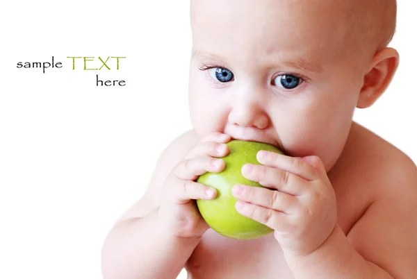 Ребенок держит зеленое яблоко — стоковое фото
