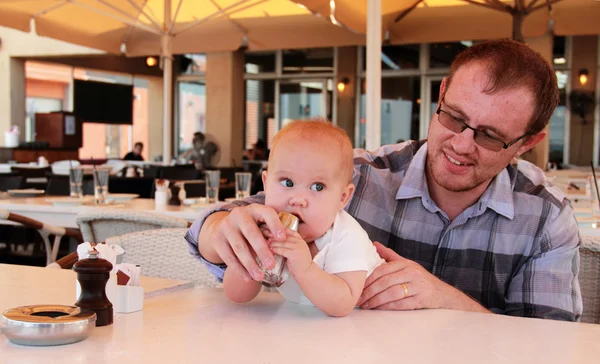 Dad with his baby daughter in a cafe ordering breakfast — Stock Photo, Image