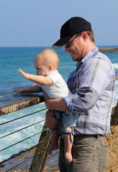 Padre e hija durante un paseo en el mar — Foto de Stock