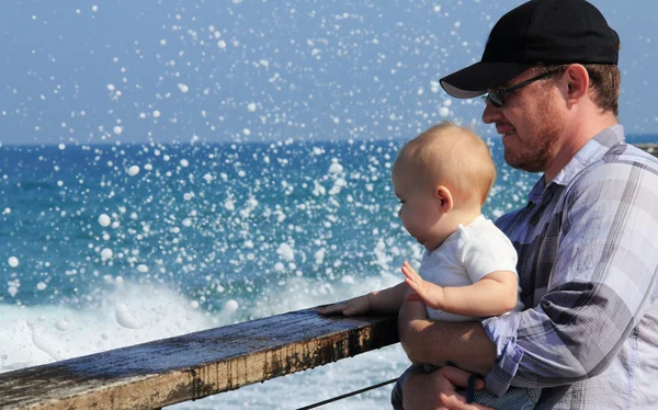 Pai e filha durante uma caminhada no mar — Fotografia de Stock