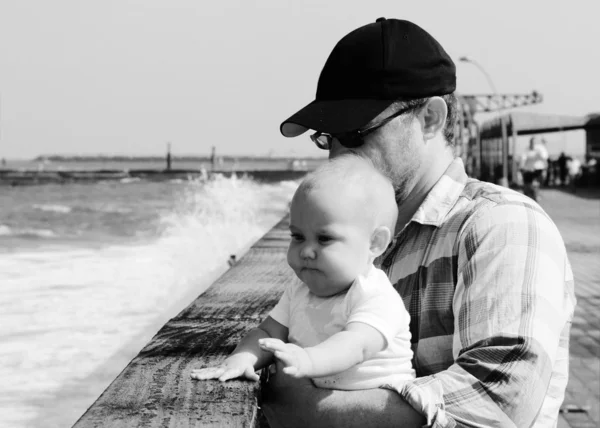 Ojciec i córka podczas spaceru na morzu — Zdjęcie stockowe