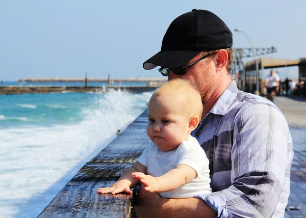 Otec a dcera během chůze na moři — Stock fotografie
