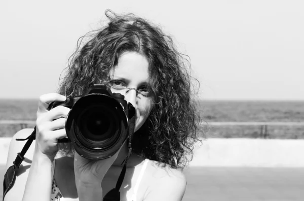 Ung flicka med en kamera — Stockfoto