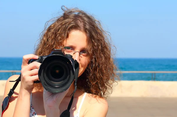 Ung flicka med en kamera — Stockfoto
