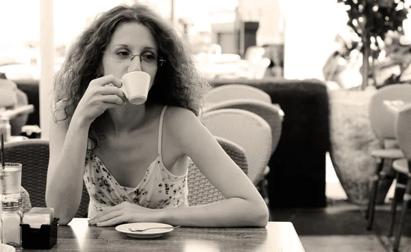Vacker flicka med kopp kaffe — Stockfoto