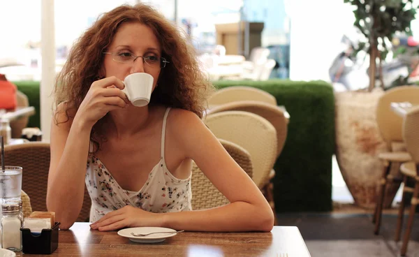 Mooi meisje met kop koffie — Stockfoto