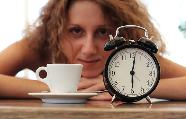 Güzel bir fincan kahve ve saati ile kız — Stok fotoğraf