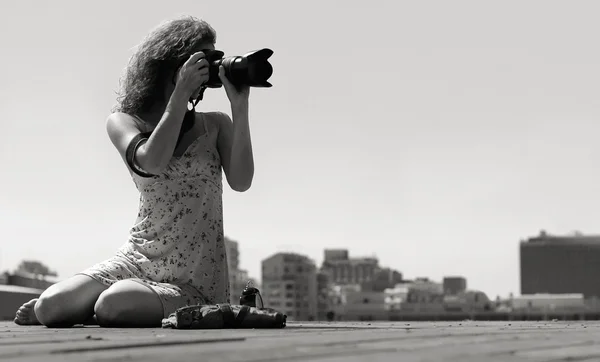 Mladá dívka s kamerou — Stock fotografie