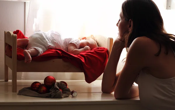 Fashionabla ung mamma med sin lilla baby — Stockfoto