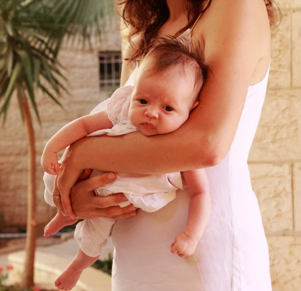 Модная молодая мать с маленьким ребенком — стоковое фото