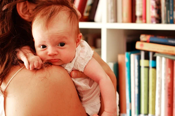Fashionabla ung mamma med sin lilla baby — Stockfoto