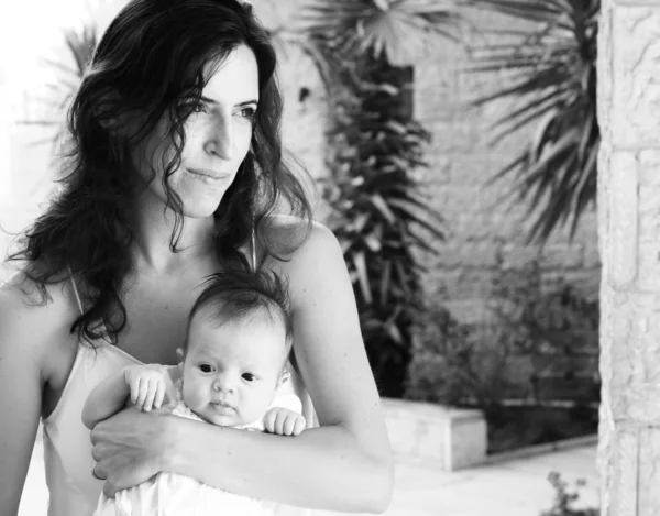 彼女の小さな赤ちゃんのファッショナブルな若い母親 — ストック写真