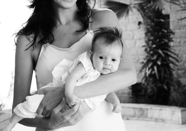 Moda joven madre con su pequeño bebé — Foto de Stock