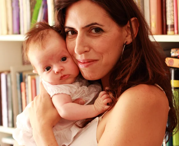 Modieuze jonge moeder met haar kleine baby — Stockfoto