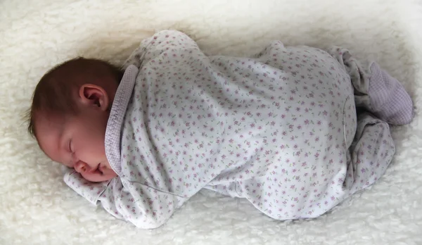 Månatlig baby sover på en vit filt — Stockfoto