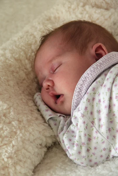 Månatlig baby sover på en vit filt — Stockfoto