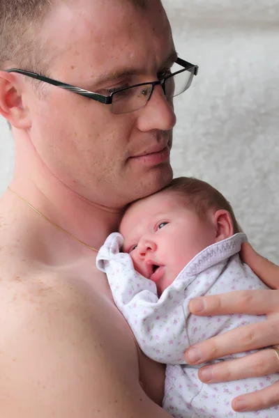 Father holds a newborn baby — Stock Photo, Image