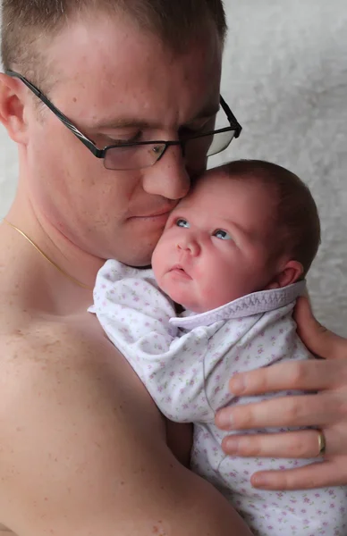 Padre sostiene a un bebé recién nacido — Foto de Stock