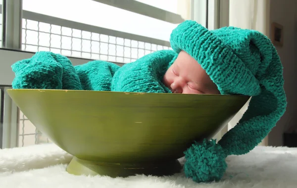 Nouveau-né dans un cocon et un chapeau tricotés — Photo