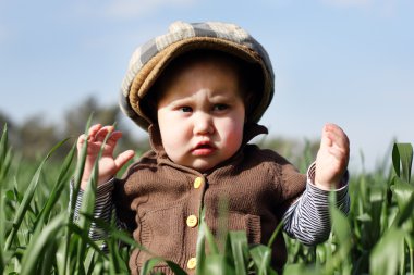 Toddler yeşil çim