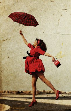 Kırmızı elbiseli kız bir tarihte uçar. Fotoğraf eski görüntü stili.