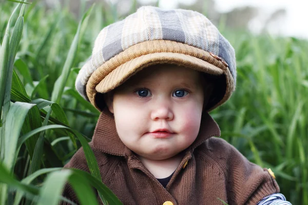 Bambino nell'erba verde — Foto Stock