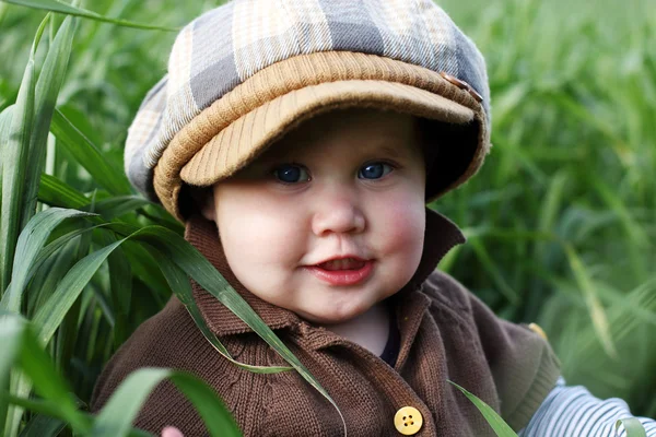 Μικρό παιδί στο καταπράσινο γρασίδι — Φωτογραφία Αρχείου