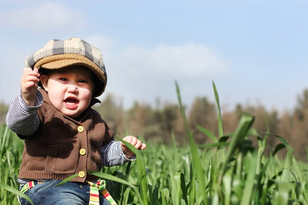 Criança na grama verde — Fotografia de Stock