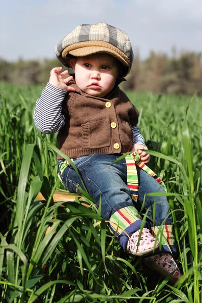 Kleinkind im grünen Gras — Stockfoto