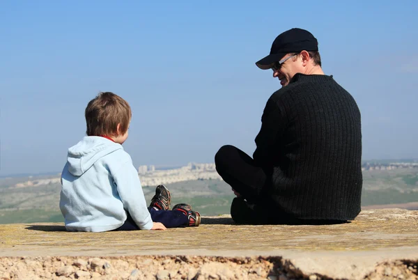 Baba ile oğlu hiking — Stok fotoğraf