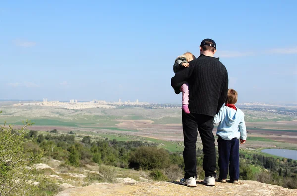 Far vandring med två barn — Stockfoto