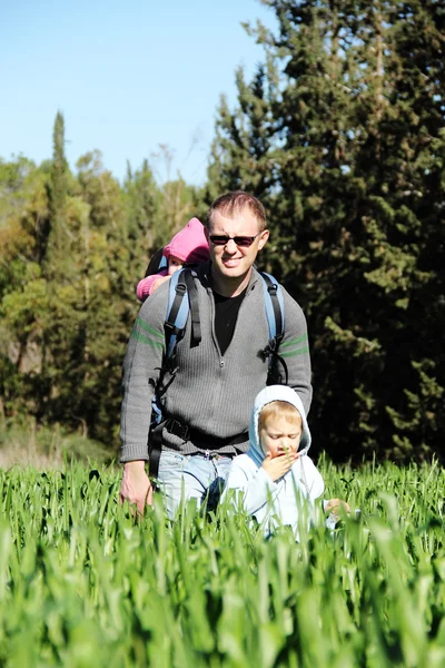 Pai com dois filhos ao ar livre — Fotografia de Stock