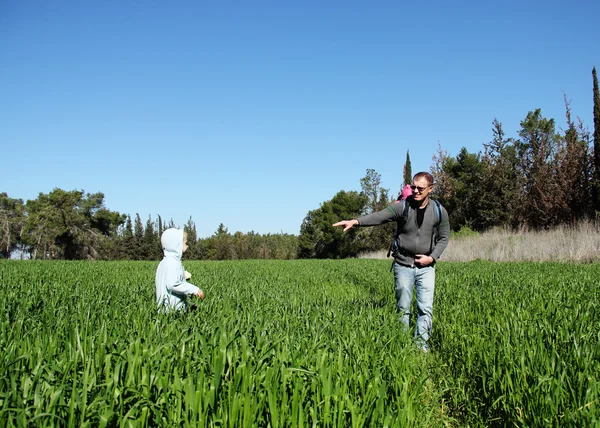 Padre con due bambini all'aperto — Foto Stock